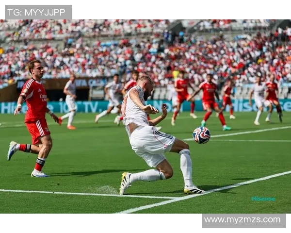 德甲激战:本菲卡与波尔图1比1平局绝杀瞬间引发全场狂欢 德甲激战:本菲卡与波尔图1比1平局绝杀瞬间引发全场狂欢